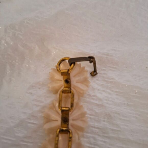 A Vintage Plastic Daisy Women's Bracelet Soft Plastic Decorative Cottage Core - Picture 5 of 9